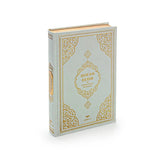 Lichtblauwe leren gebonden quran kerim met gouden reliëf en nederlandse vertaling op de voorkant