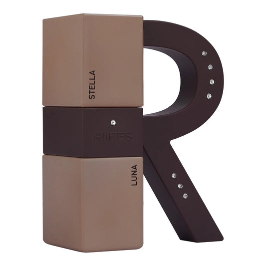Een moderne, donkere bruine letter r met matte afwerking en strass steentjes in parfumset r stella and luna edp 50 ml