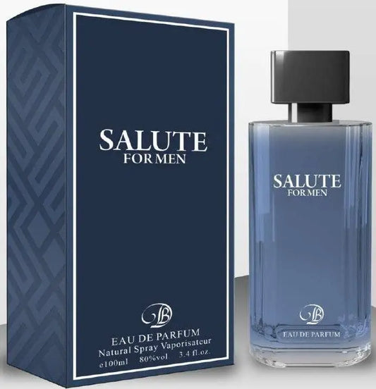 Blauwe glazen parfumfles met zwarte dop en label salute for men naast bijpassende marineblauwe doos van salute for men edp