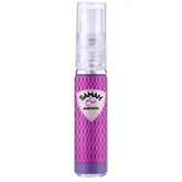 Een slanke doorzichtige sprayfles met een paars label met geometrisch patroon van samah amethyst