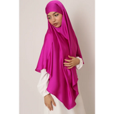 Elegante satijnen khimar in magenta met witte mouwen en draperend design