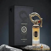 Een gouden parfumfles met een drakenkop en amberkleurige vloeistof naast een zwarte luxe doos met de naam Sehr