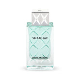 Een slanke transparante glazen fles met licht turquoise vloeistof en reliëf diamantpatroon shaghaf for men