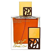Een rechthoekige glazen parfumfles met gouden dop en donkerbruine geometrische accenten gevuld met amberkleurige simply oud eau de parfum
