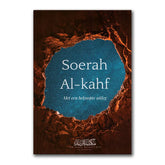 Boekcover van Soerah Al-Kahf met opening in een grot onder sterrenhemel en beknopte uitleg