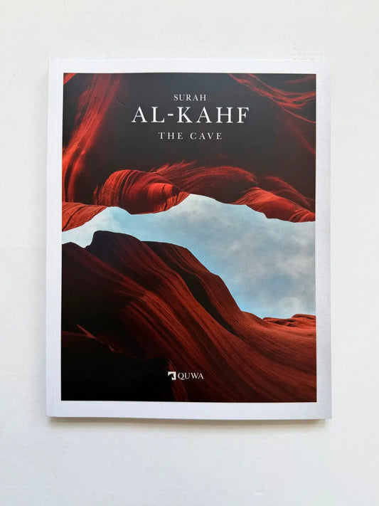 Een hardcover boek surah al-kahf the cave met een roodblauwe klooflandschap op de omslag van qawa