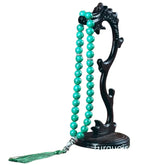 Turquoise steentjes Tasbeeh Natuurlijke Steen op een donkere standaard, spiritueel accessoire