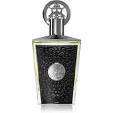 Een strak, rechthoekig taweel parfumbottle met een zwarte gestructureerde voorkant en zilveren accenten