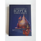 Een rijk versierde helm met goud en kleurrijke patronen op een donkerblauwe omslag van het boek the muslim conquest of egypt and north africa