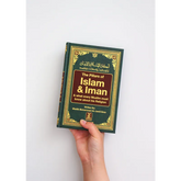 Groen hardcover boek met gouden randen over Islam en Iman, genaamd The Pillars of Islam and Iman