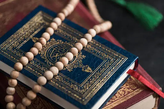 Verschillende Koran edities en vertalingen.