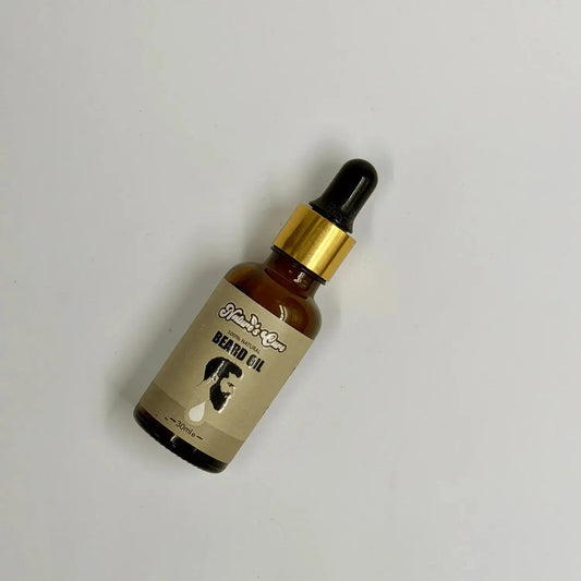 Een bruine glazen fles nature’s own 100% natuurlijke baardolie met goudkleurige druppeldop en beige etiket