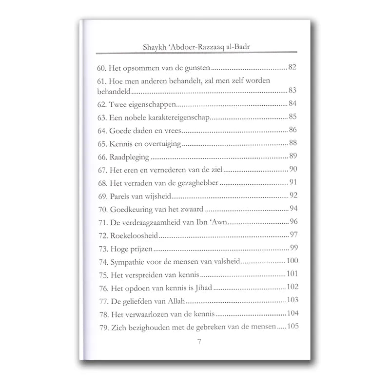 Zwarte hardcover boek met witte pagina’s en genummerde hoofdstukken over vrome voorgangers
