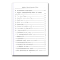 Zwarte hardcover boek met witte pagina’s en genummerde hoofdstukken over vrome voorgangers