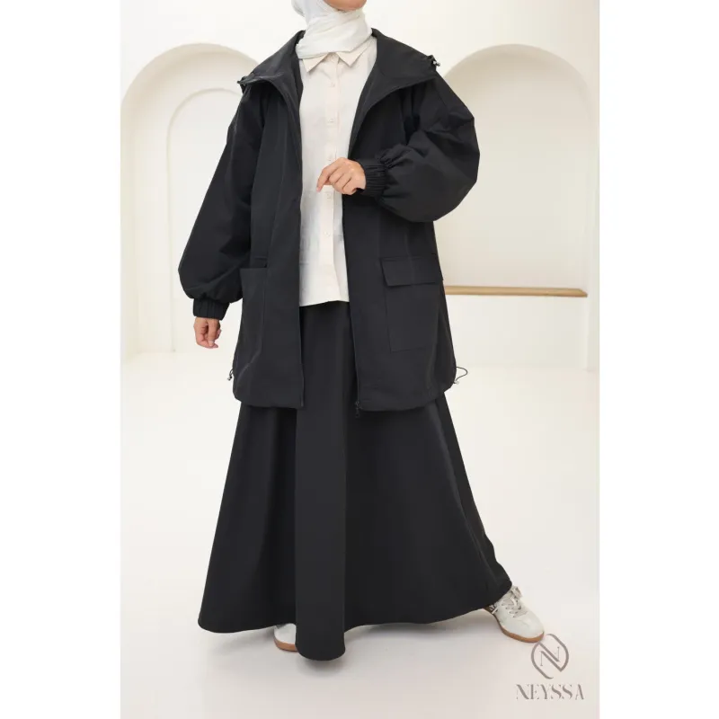 Zwart oversized parka met capuchon en zakken, perfect voor regenachtige dagen