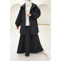 Zwart oversized parka met capuchon en zakken, perfect voor regenachtige dagen