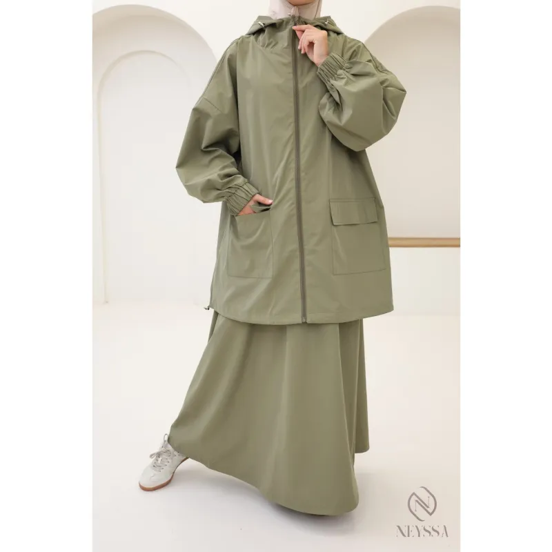 Olive groene oversized regenjas met capuchon en zakken, perfect voor lange rok en regenachtige dagen