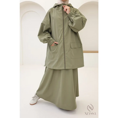Olive groene oversized regenjas met capuchon en zakken, perfect voor lange rok en regenachtige dagen