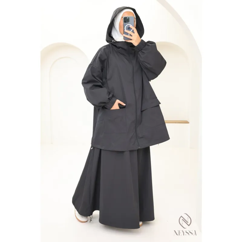 Zwarte regenparka met oversized mouwen en zakken, perfect voor lange rok en regenachtige dagen