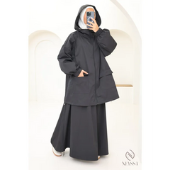 Zwarte regenparka met oversized mouwen en zakken, perfect voor lange rok en regenachtige dagen