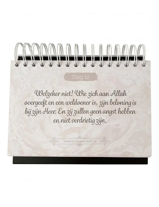 365 Qur'an reminders -zwart met goudfolie - Islamboekhandel.nl