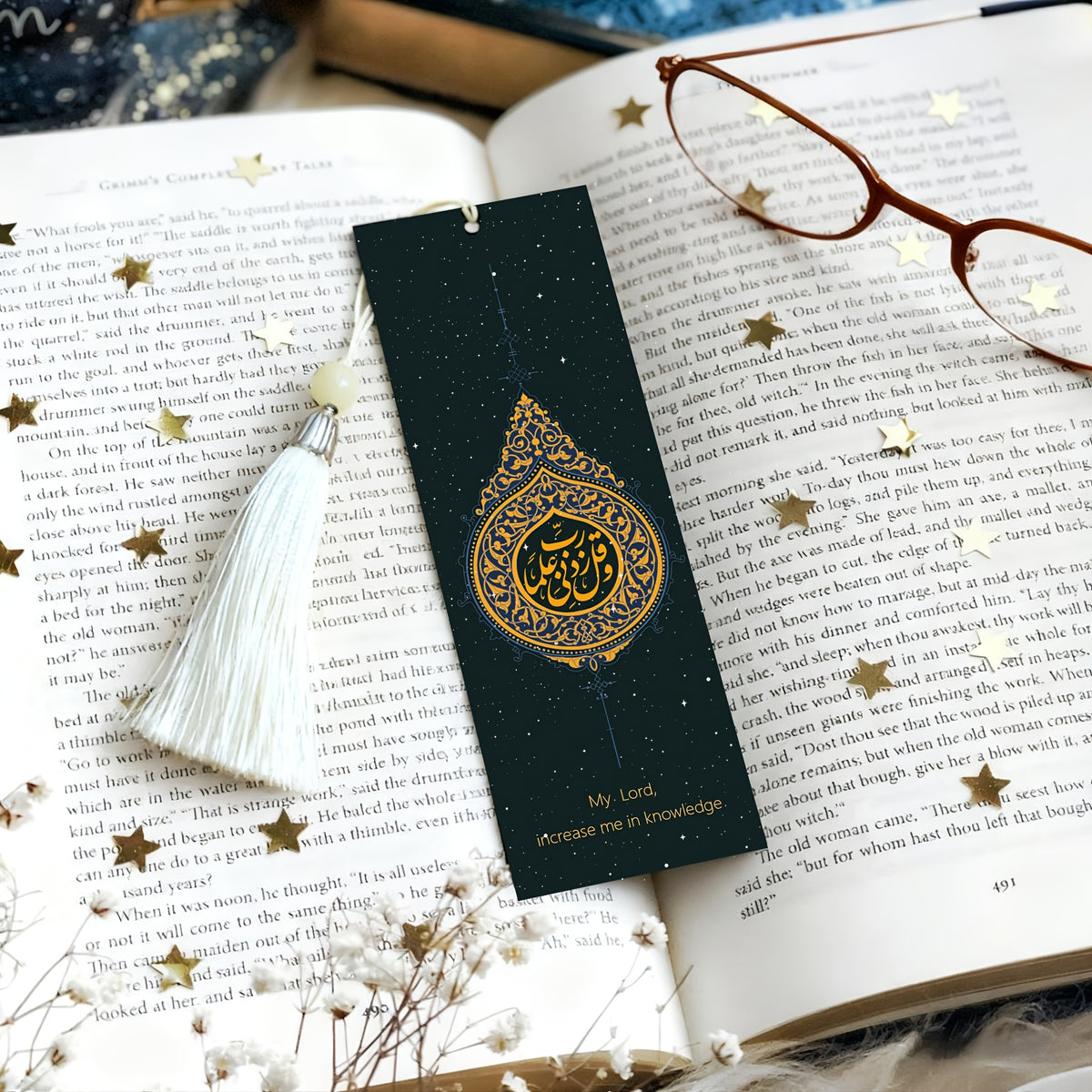 Boekenlegger Rabbi zidni ilma met wit kwastje op een opengeslagen boek
