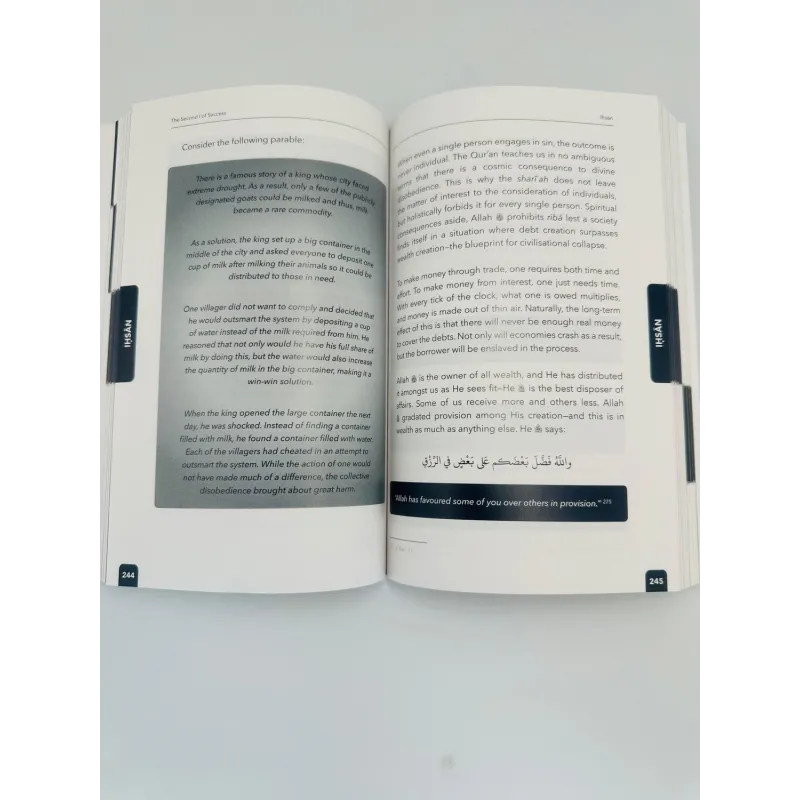 Open tekstboek met zwart-witte pagina’s voor A Journey to Success en istiqāmah