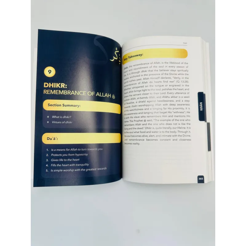 Open boek met islamitische leer en istiqāmah voor een succesvolle reis