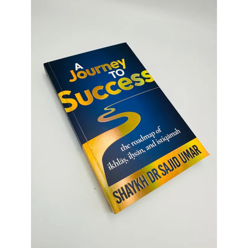 Boek A Journey to Success met goudkleurig pad en istiqāmah op donkerblauwe cover