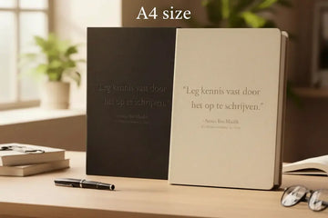 A4 notitieboek in zwart en roomwit met elegante reliëfquotes op de kaft leg kennis vast door het op te schrijven