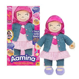 Aamina interactieve islamitische pop amina met roze hoofddoek en spijkerjasje over roze jurk