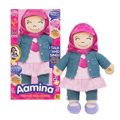 Aamina interactieve islamitische pop amina met roze hoofddoek en spijkerjasje over roze jurk