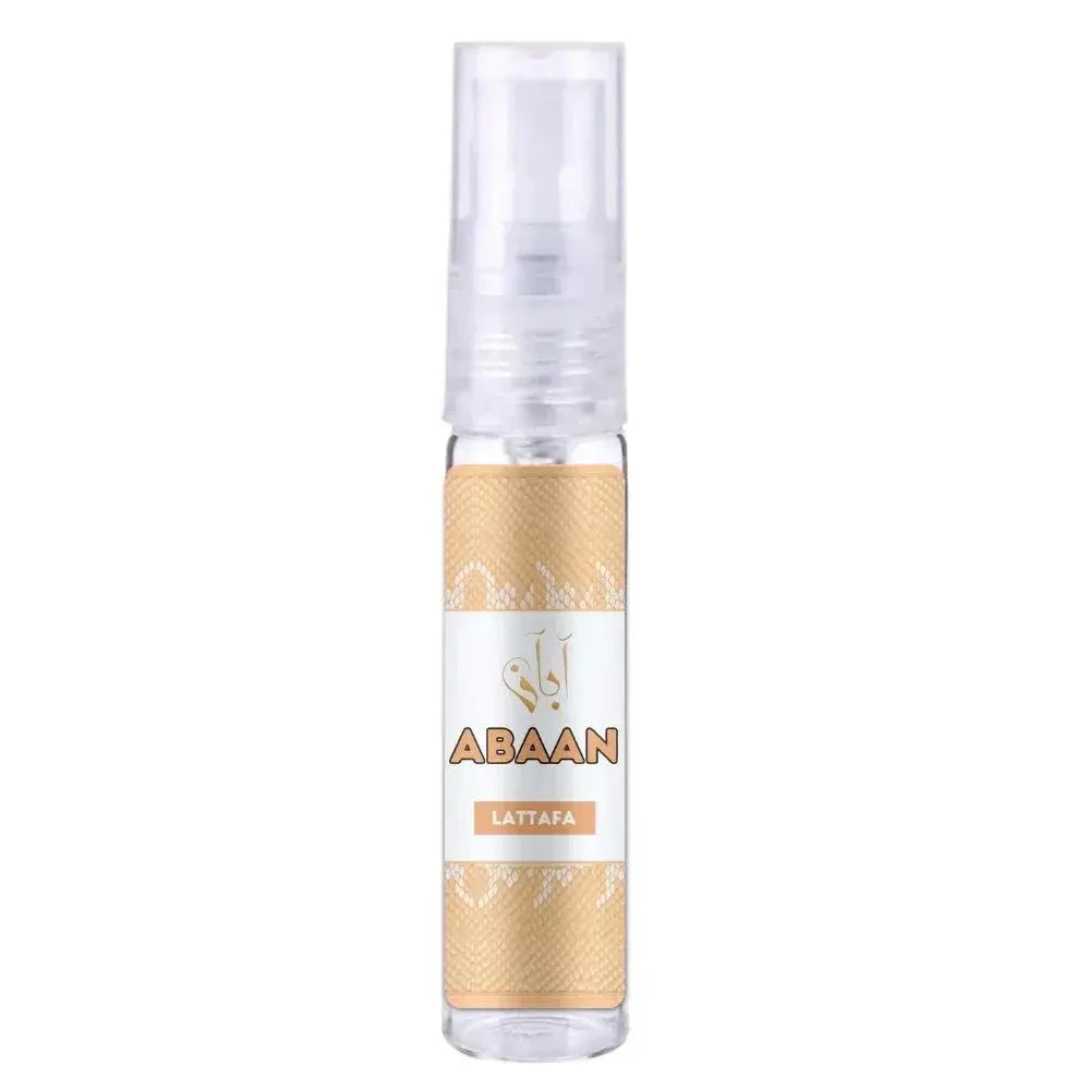 Een transparante sprayfles met een gouden en witte etiketten van het merk abaaan en de productlijn lattafa genaamd abaan