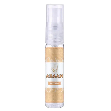 Een transparante sprayfles met een gouden en witte etiketten van het merk abaaan en de productlijn lattafa genaamd abaan