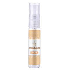 Een transparante sprayfles met een gouden en witte etiketten van het merk abaaan en de productlijn lattafa genaamd abaan