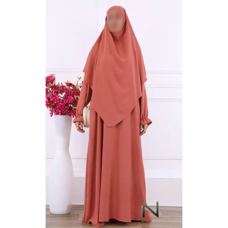 Coral-colored khimar set Salima met vloeiende stofpanelen voor de perfecte outfit