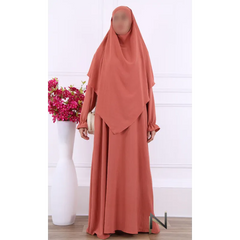 Coral-colored khimar set Salima met vloeiende stofpanelen voor de perfecte outfit