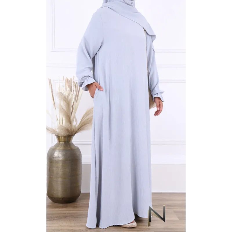 Lichtgrijze vloerlange jurk met lange mouwen en zijzakken van Khimar Set Salima