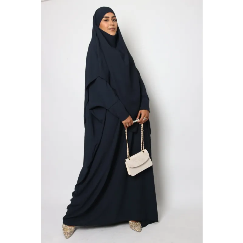 Zwarte abaya met bijpassende hijab en witte handtas, gemaakt van aangenaam materiaal