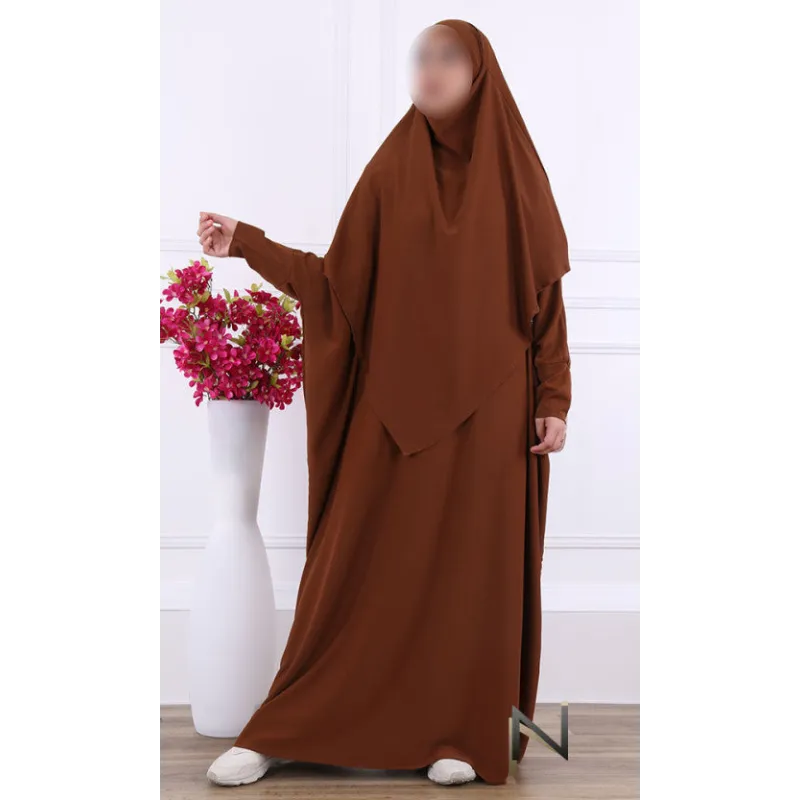 Brown abaya met bijpassende hijab en witte schoenen, ronde hals khimar van aangenaam materiaal