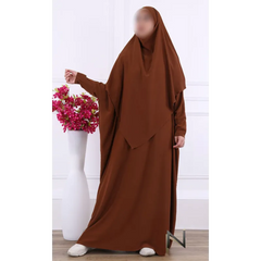 Brown abaya met bijpassende hijab en witte schoenen, ronde hals khimar van aangenaam materiaal