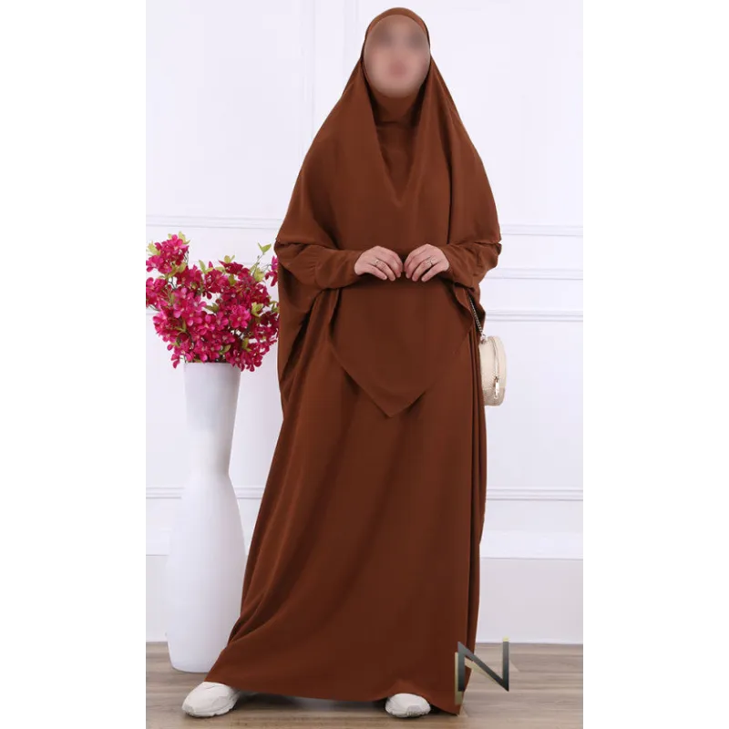 Brown Abaya en Khimarset Butterfly met khimar jazz-stof vloeibaar en witte schoenen