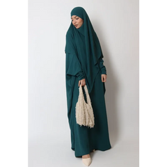 Emerald groene abaya met ronde hals khimar en cream handtas in aangenaam materiaal