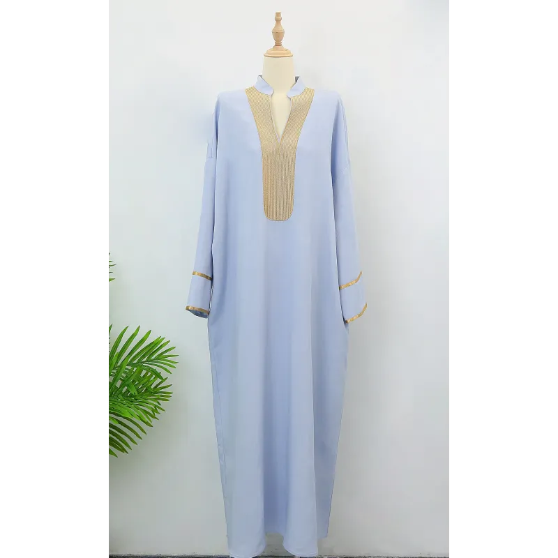 Lichtblauwe abaya kaftan Salwa met beige accenten en gouden trim