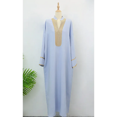 Lichtblauwe abaya kaftan Salwa met beige accenten en gouden trim
