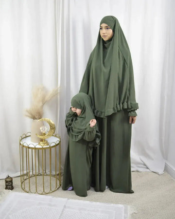 Moeder en dochter set van olijfgroene abaya en khimar met ruches geschikt voor speciale gelegenheden