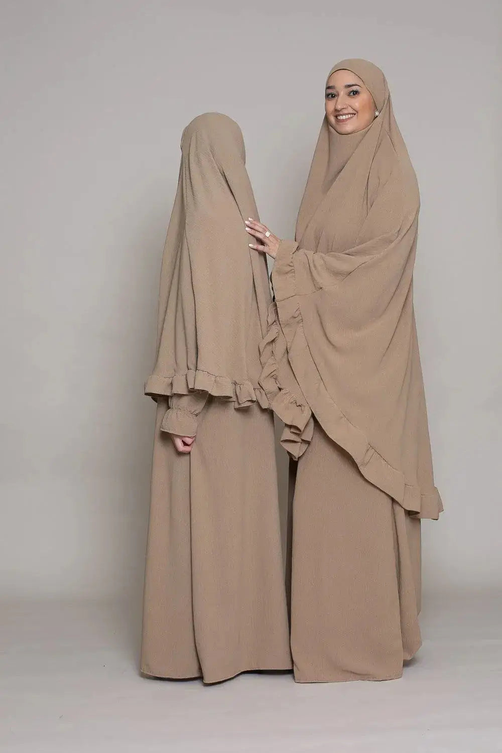 Beige abaya en khimarset met ruches voor een elegante en modest look