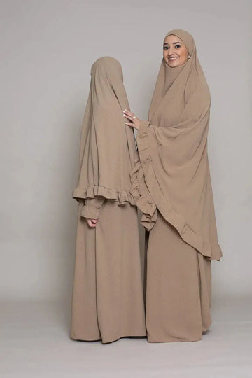 Beige abaya en khimarset met ruches voor een elegante en modest look