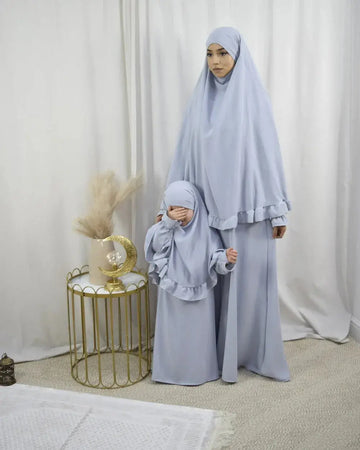 Lichtblauw abaya en khimarset met geruite zoom voor elegante modestiekeuze