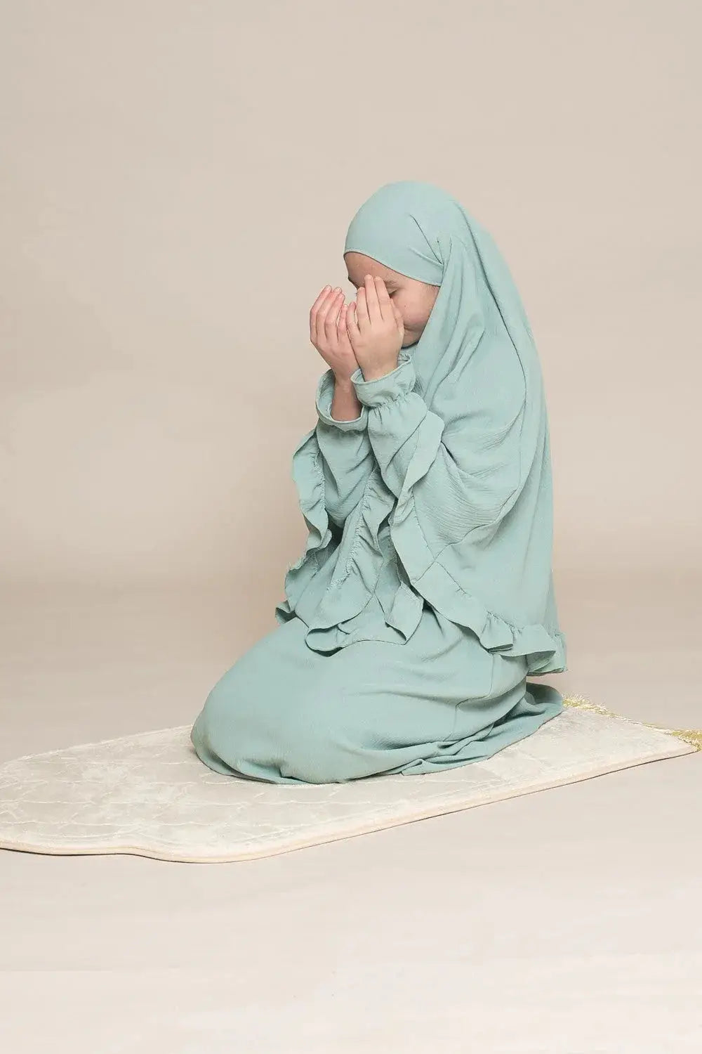 Abaya en khimarset ruffle binti licht mintgroen met gerimpelde mouwen en lange jurk gedragen tijdens gebed